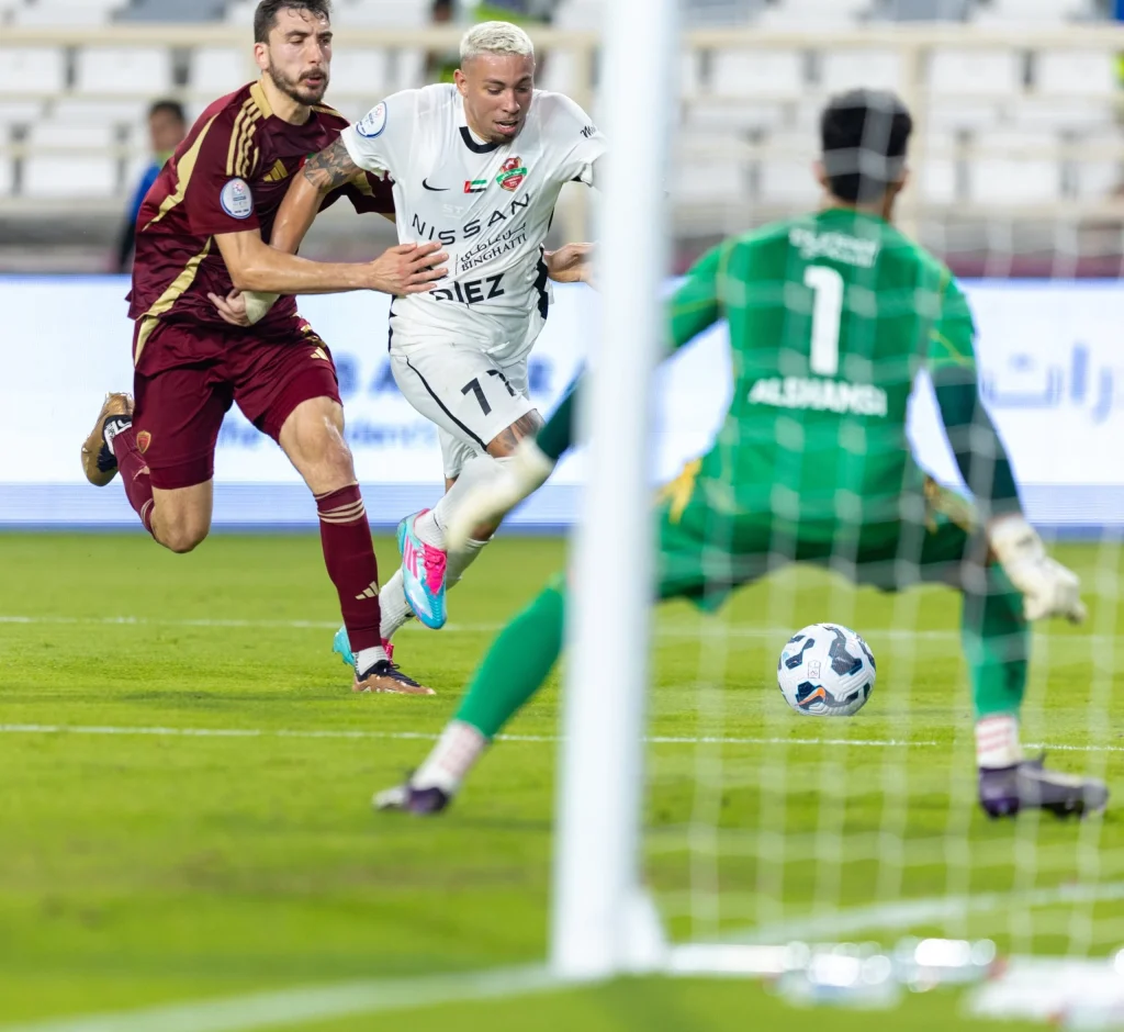 جانب من مباراة الوحدة وشباب الاهلى