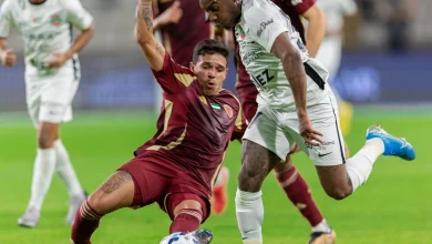 جانب من مباراة الوحدة وشباب الأهلي في دوري أدنوك