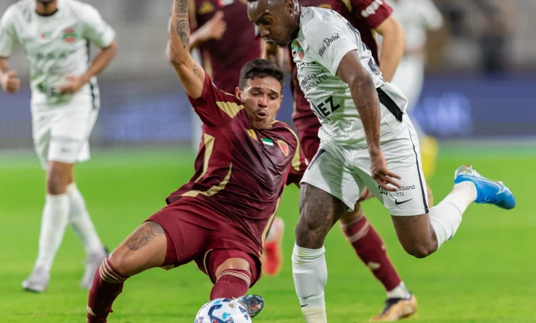 جانب من مباراة الوحدة وشباب الأهلي في دوري أدنوك