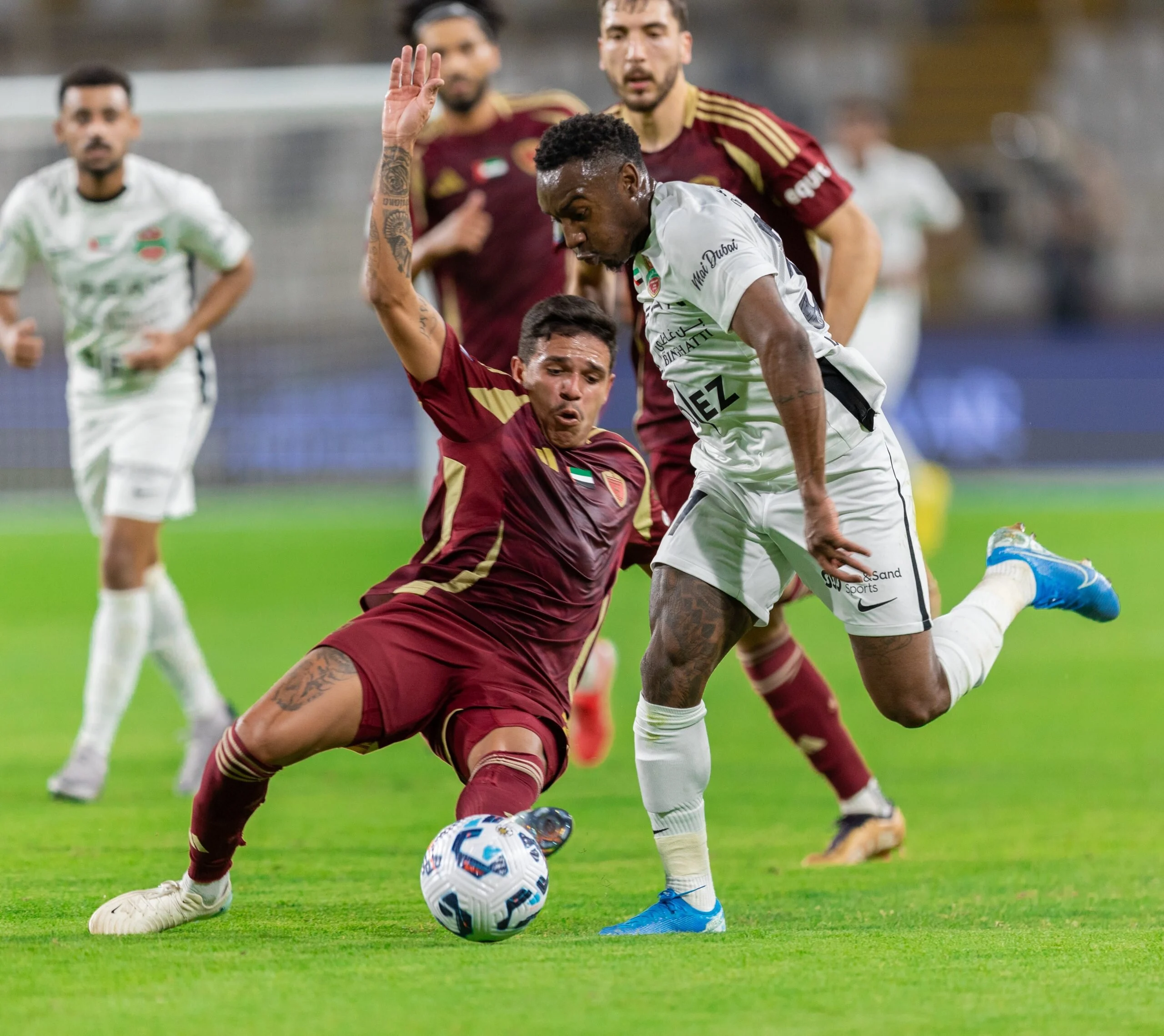 جانب من مباراة الوحدة وشباب الأهلي في دوري أدنوك